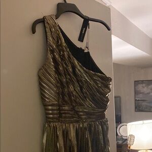 Elegant One-Shoulder Dress in Green and Black